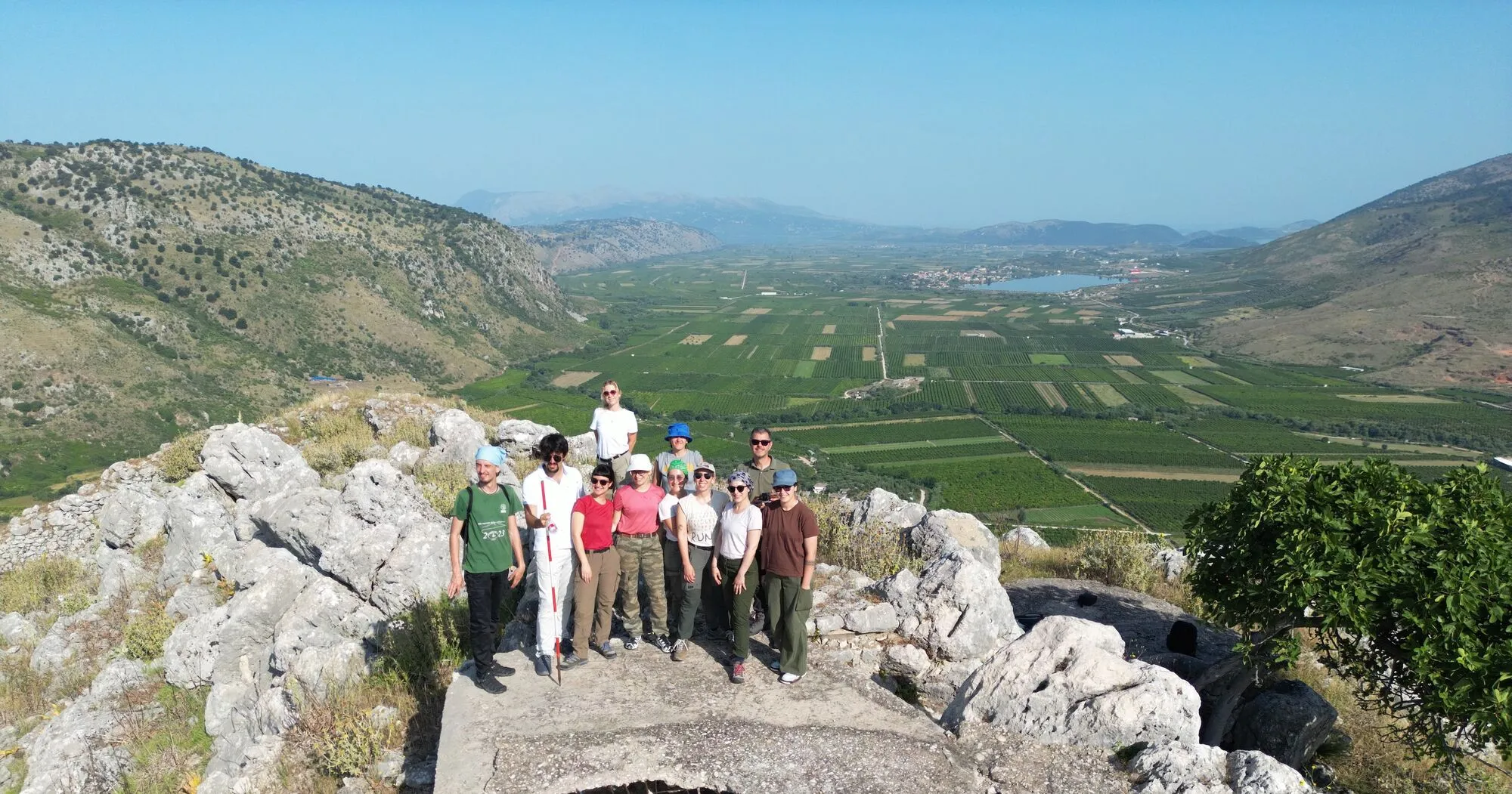 Foto di gruppo della campagna 2025 a Çuka e Ajtoit