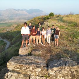 2025. Foto di gruppo dopo la visita a Phoinike