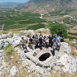 2024. Foto di gruppo sulla sommità della collina